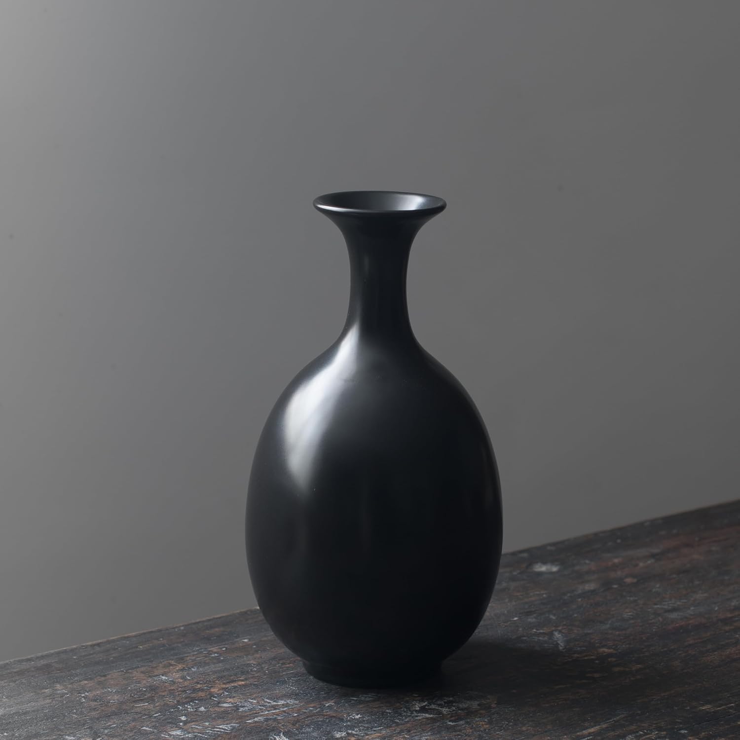 Black Ceramic Vase with Dried Flowers for Home Decor